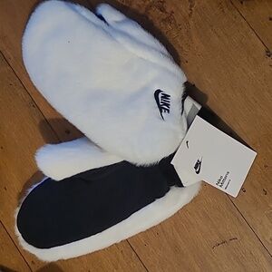 New Nike Mittens